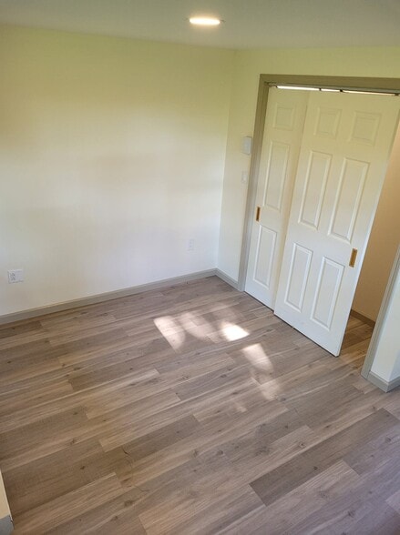 Bedroom with 7ft closet - 21 Drake Rd
