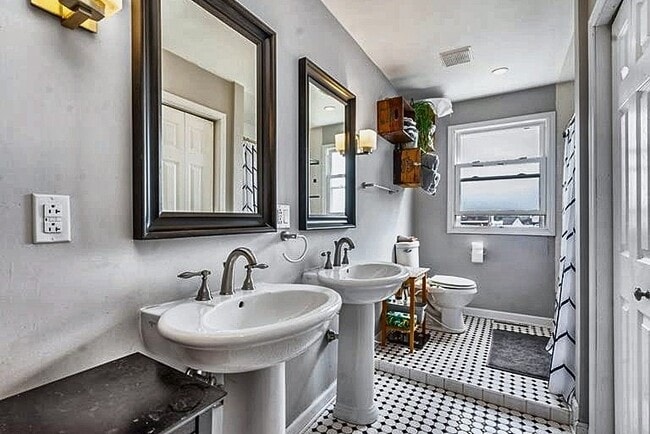 Building Photo - 4784 Sciota St