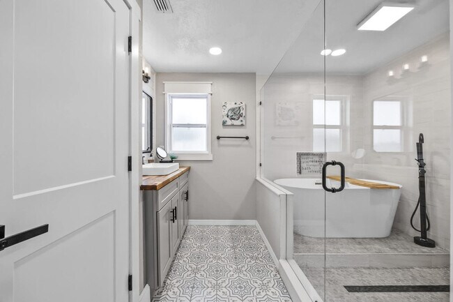 Building Photo - 366 W Osceola Ln