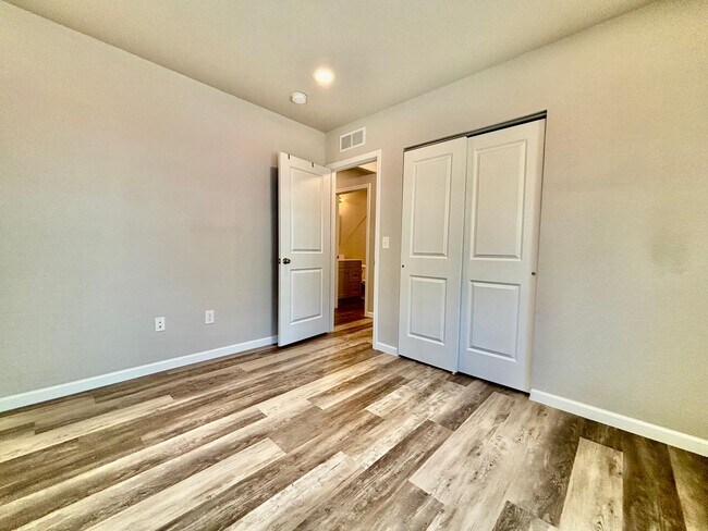 Building Photo - Charming Duplex in Prime Fort Collins Location!