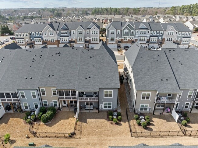 Building Photo - Like new townhome in Wykoff!