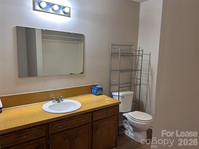 Building Photo - 220 Sunny Hill Dr