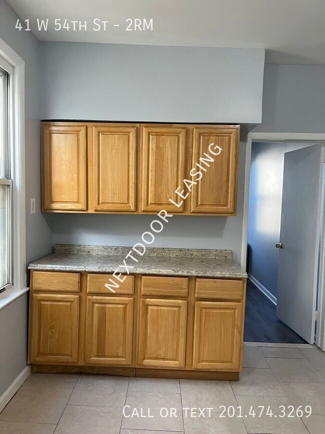 Building Photo - 41 W 54th St