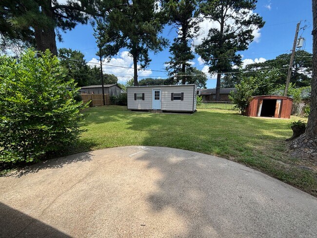 Building Photo - CHARMING UPDATED HOME IN MCRARY'S SOUTHERN HILLS