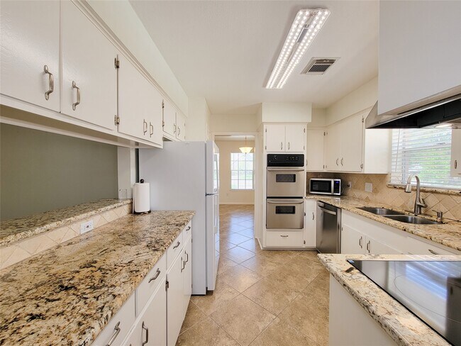 Building Photo - 2115 Forest Oaks Dr