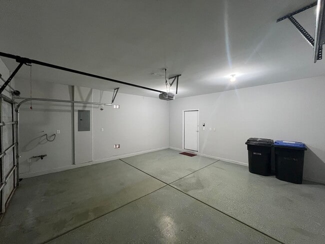 Building Photo - Beautiful 3 bedroom home