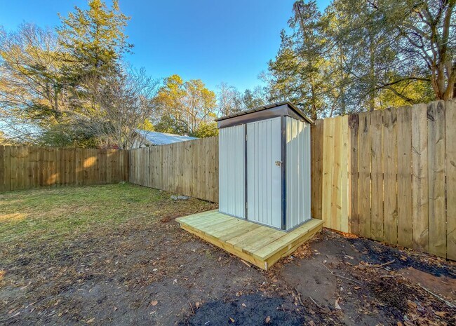 Building Photo - LOVELY & Modern NW 2/1 w/ New Flooring & Huge Privacy Fenced Yard that Inc Lawn Maintenance! Avai...