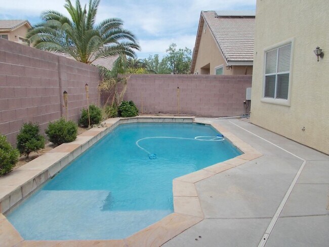 Building Photo - Beautiful 4BR Home with Pool, Loft, and 3-...
