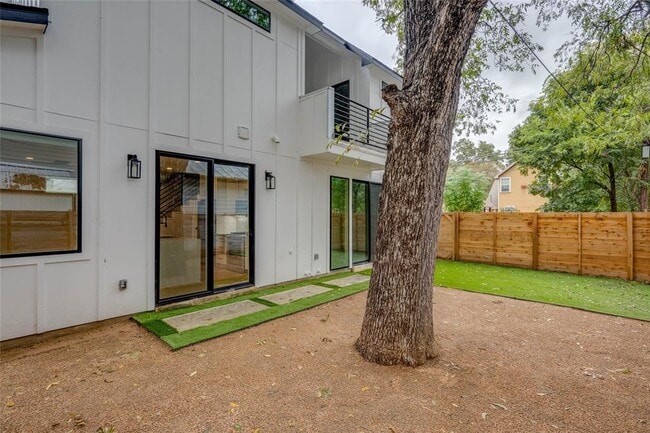 Building Photo - 1406 E 2nd St