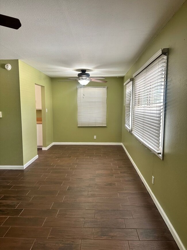 Building Photo - 3 bed with 1 bath - ALL TILE through out home