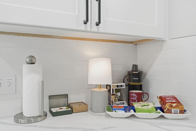 Building Photo - 4 bed with back yard in great East side location.