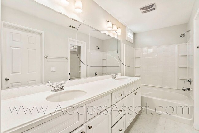 Building Photo - Beautiful 3 Bed/3.5 Bath Condo In Tustin!