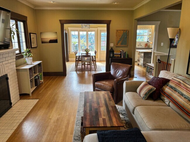 Building Photo - 4Bd/2.75Ba Seattle Home
