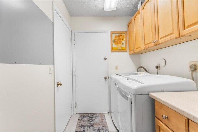 Building Photo - 9210 Oak Grove Cir