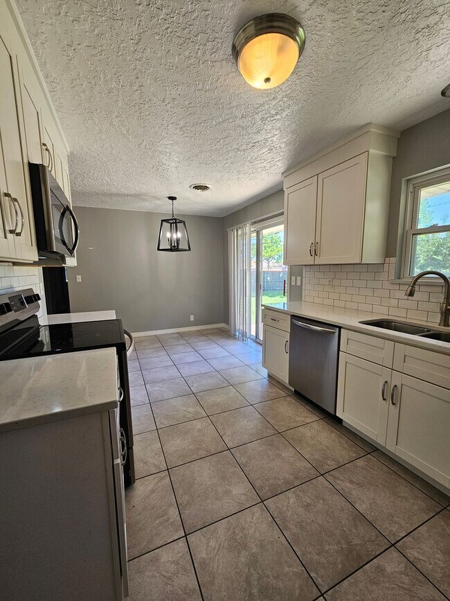 Building Photo - (3) Bed/(1.5) Bath in Core Norman Avail NOW!