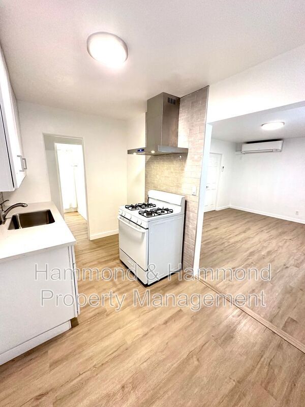 Building Photo - 5854 Tujunga Ave