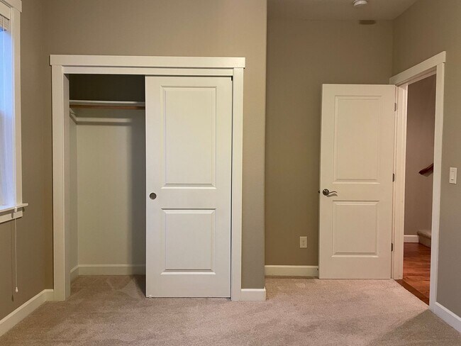 Building Photo - BEAUTIFUL LUXURY Style Townhouse with a gorgeous VIEW! Gated community in Camas! Top Rated Schools!