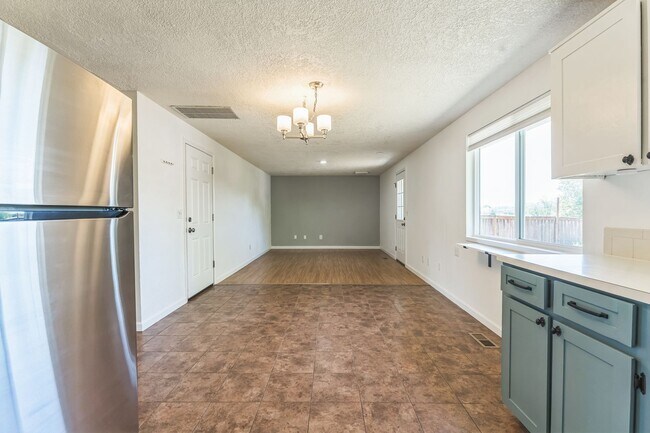 Building Photo - $500 gift card with lease by 9/1/25. Water...