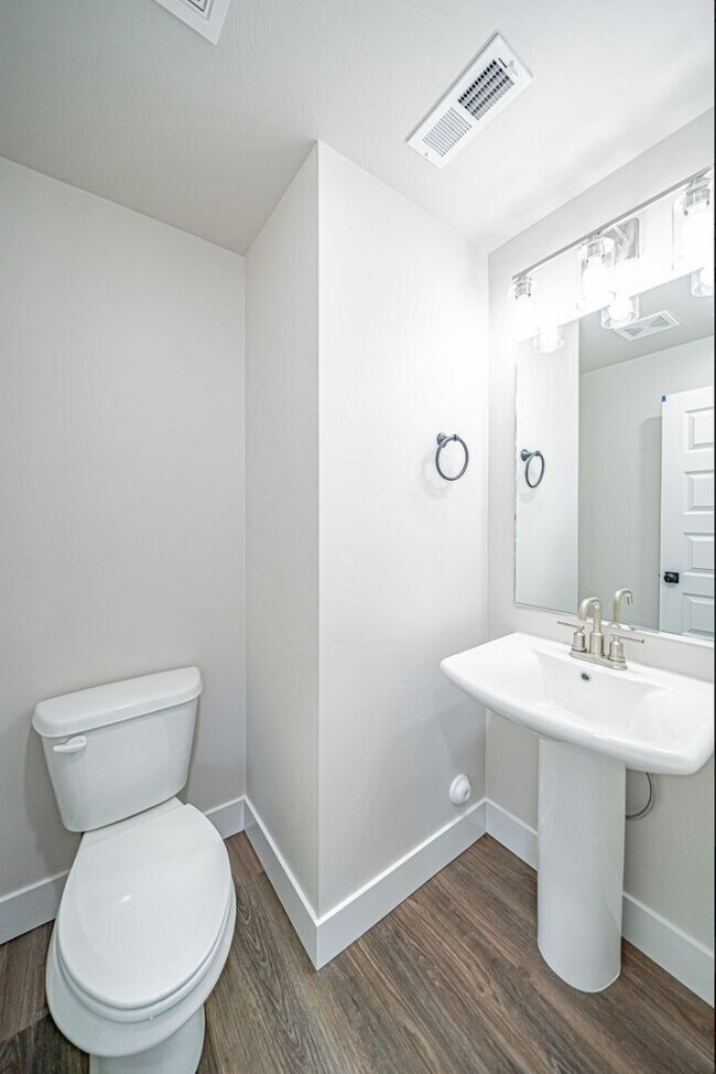 Building Photo - Beautiful 4-Bedroom Townhome for Rent off of Sunnyside in Idaho Falls