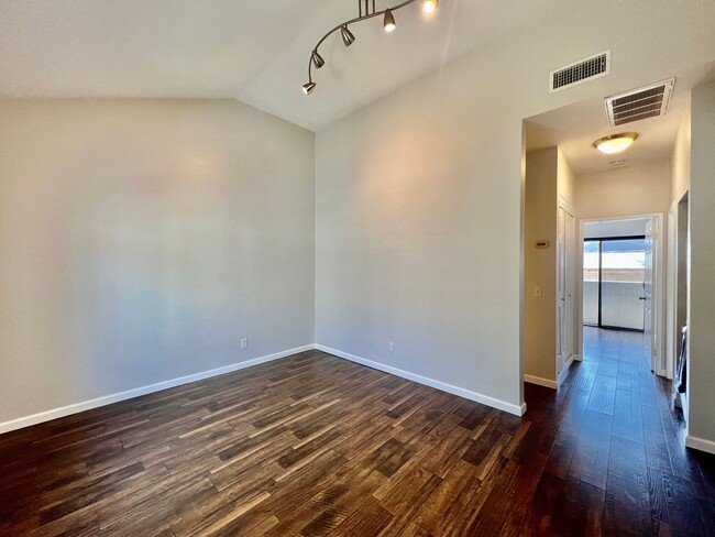 Building Photo - Beautiful 2B/2BA condo w/ 2 parking spaces...