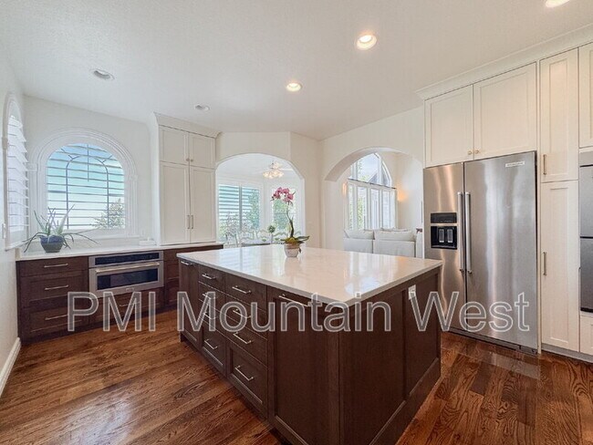 Building Photo - 49 E Fairway Dr