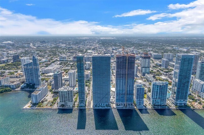 Building Photo - 700 NE 24th St