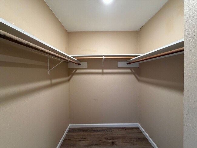 Building Photo - South Side Two Story Townhome!!
