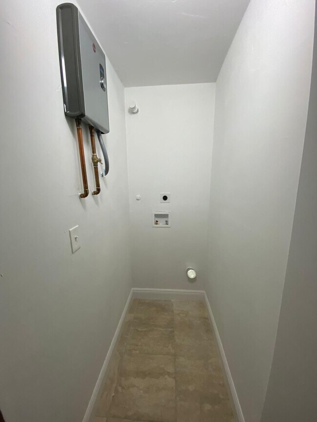 Building Photo - 811 SW 12th Ct