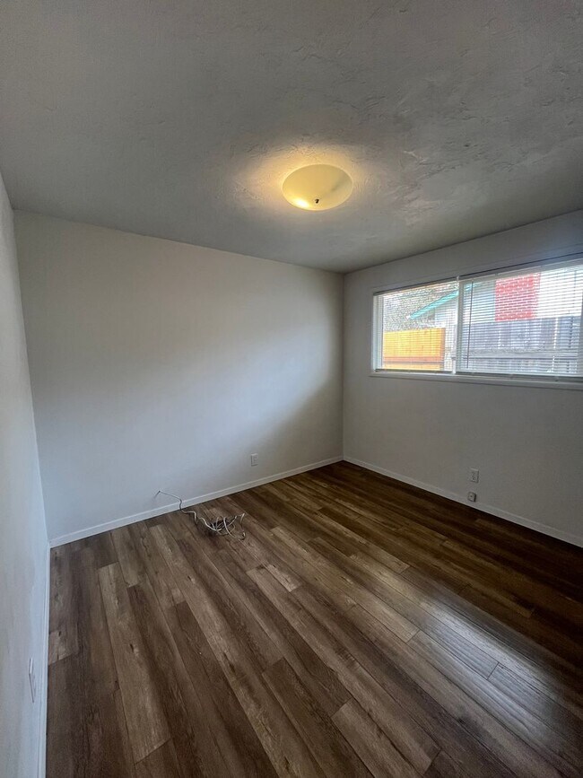 Building Photo - 2-Bedroom 1-Bathroom Duplex in Eugene