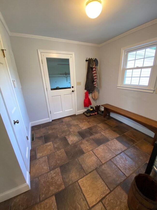 Building Photo - A little slice of paradise within minutes to downtown Greenviille