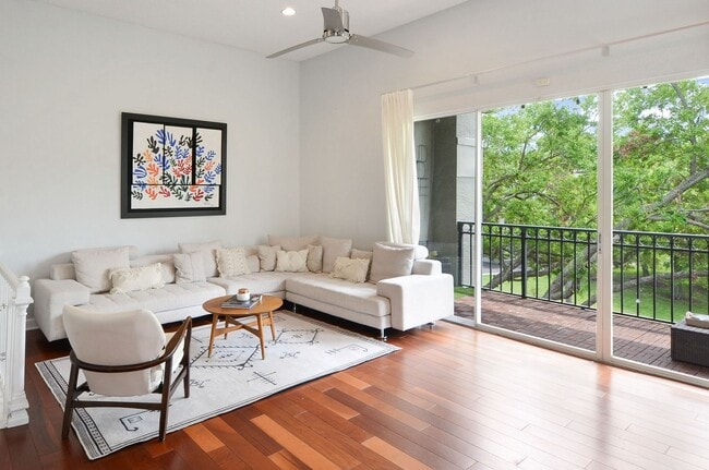 Building Photo - Gorgeous End Unit with pond fountain view -  1 Bed, 1 Bath plus Office/Den Nook on Harbour Island...
