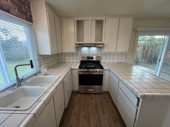 Building Photo - Newly Remodeled 3 bedroom 2 bath home in a great Location.