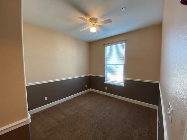 Building Photo - Beautiful Condominum Across From Great Pub...