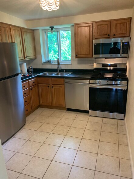 Building Photo - 203 Monclay Ct