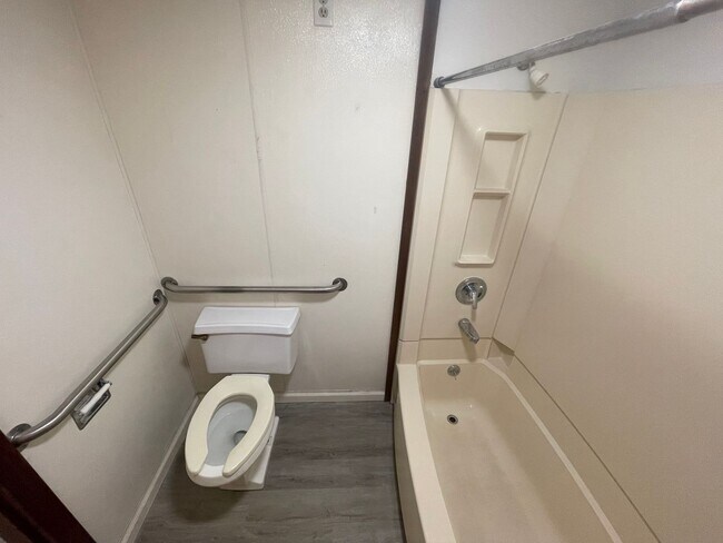 Building Photo - (1614 8th Ave)