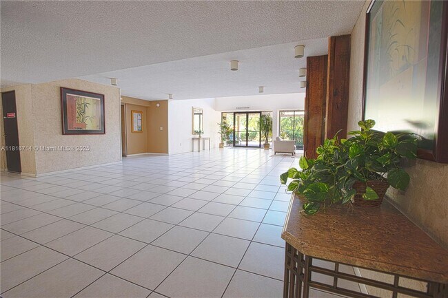 Building Photo - 491 Racquet Club Rd