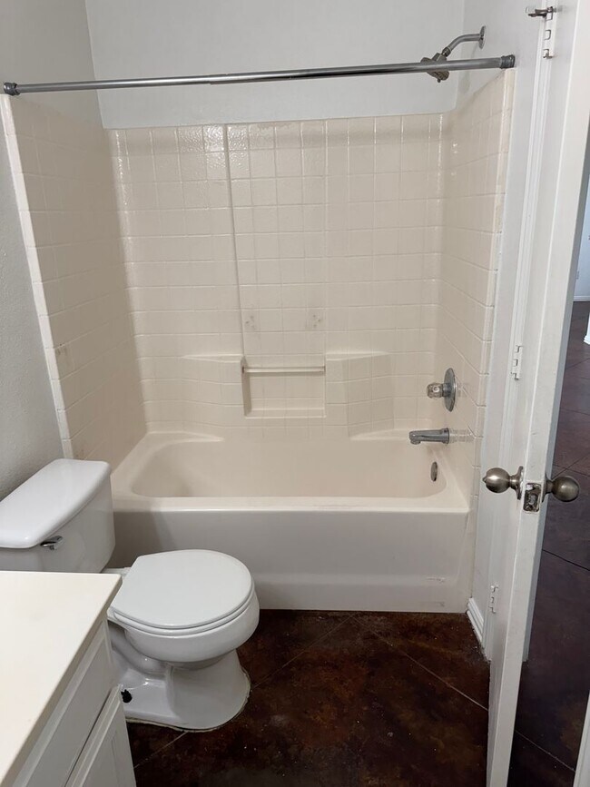 Building Photo - 521 Oakwood Ln