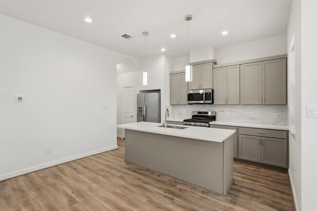 Building Photo - 1113 Highland Square Ln