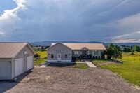 Building Photo - Spacious Furnished Home with Mountain Views and Room to Enjoy