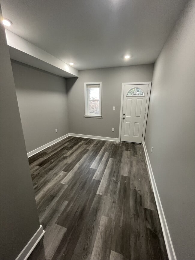 Building Photo - 805 W 5th St