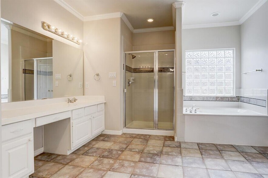Huge master bathroom - 2822 Briarhurst Park