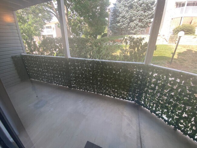 Building Photo - Beautiful 1 Bedroom Condo Across from Buck...