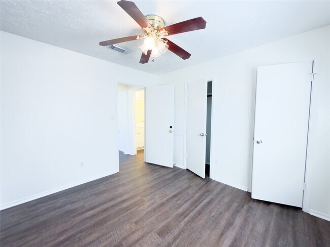 Building Photo - 13610 Piney Oaks Dr