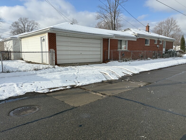 Building Photo - 1353 Stewart Ave