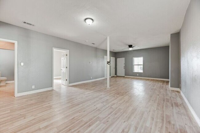 Building Photo - 815 N Travis St