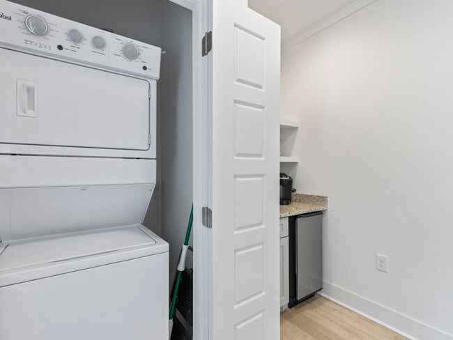 Building Photo - 127 Camp Cir