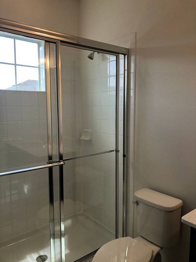 Building Photo - 4BD/3.5BA Townhome in Ravenna Winter Garden!