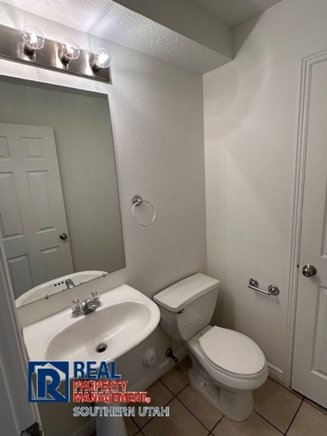 Building Photo - Hidden Valley Townhome