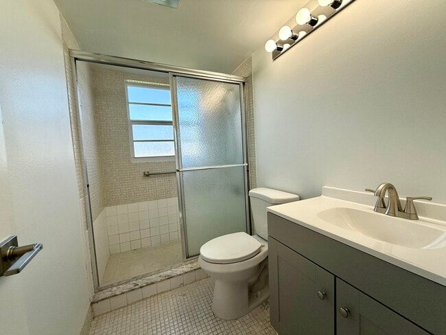 Building Photo - 68 Sussex E