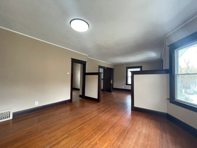 Building Photo - 710 N Poplar St